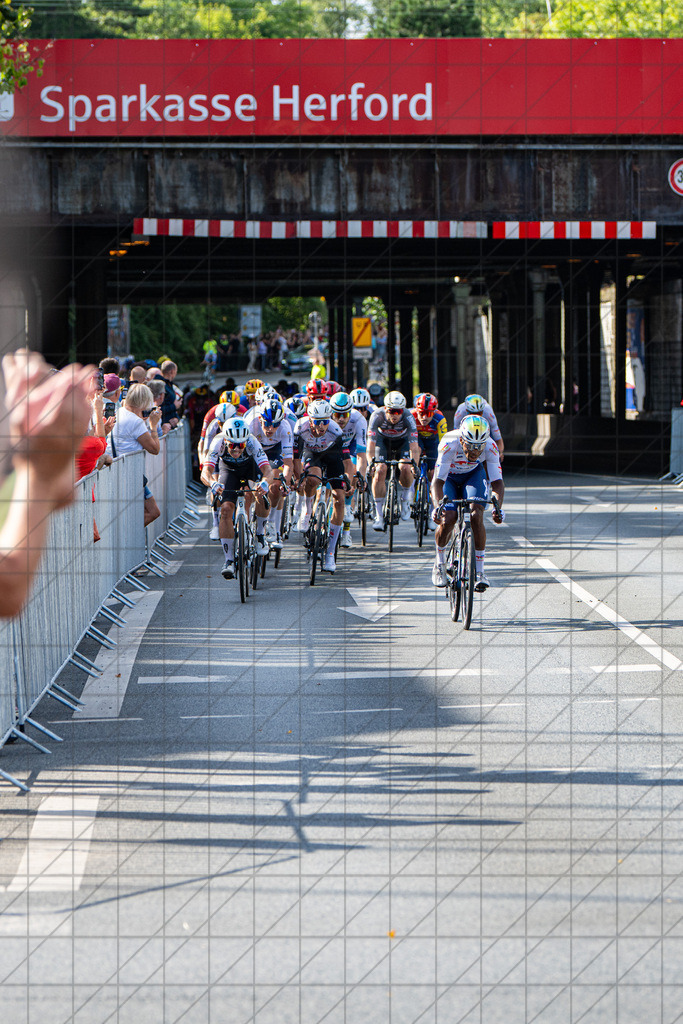 DeutschlandTour 2025 | Etappe 1 - Herford (Ziel) | Der Zielsprint ist eröffnet. 500m vor Ziel.//  21.08.25: DeutschlandTour 2025 | Etappe 1 - Herford (Ziel) / Herford / Deutschland  //   CREDIT:www.bullenfotos.de, Martin König, Hörner Weg 40, D-49078 Osnabrück, +4917663732967 // Nutzung und Weitergabe nur zu den vereinbarten Zwecken. Presseanfragen an Ersteller. Alle Rechte beim Ersteller. Honorierung nach MFM. - Realisiert mit Pictrs.com