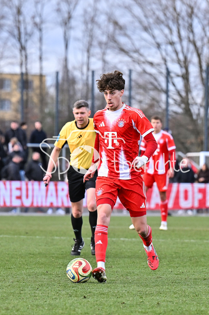 FC Bayern Amateure - Stuttgarter Kickers | MUNICH, GERMANY - 07. FEBRUARY: am BAll David SANTOS DAIBER (FC Bayern München II 16) / Einzelfoto / Freisteller während dem Testspiel zwischen den Amateuren des FC Bayern und den Stuttgarter Kickers am FC Bayern Campus