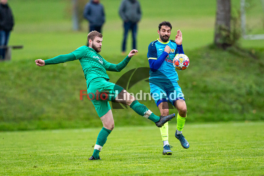 SG Wielenbach/Pähl gegen SV Haunshofen | Fußball Kreisklasse Herren Oberbayern Zugspitze Gruppe 3, SG Wielenbach/Pähl gegen SV Haunshofen, 20241103,Schuss Fabian HETTL (SV Haunshofen 12),2024-11-03 in Pähl (Sportplatz Pähl), Fabian HETTL (SV Haunshofen 12), Lino MISSEL (SG Wielenbach/Pähl 9)Copyright: WolfgangxLindner www.foto-lindner.de
