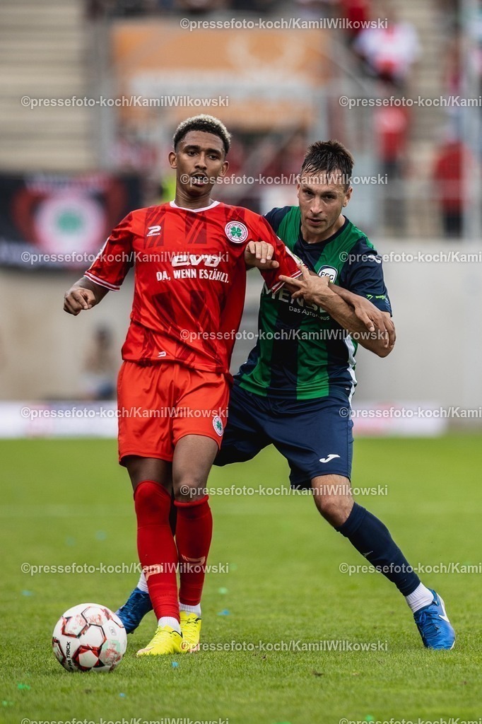 xKWI26072501061 | 26.07.2025, xkwix, Fußball, Regionalliga-West, Rot-Weiß Oberhausen - FC Gütersloh, Stadion Niederrhein: Fynn Arkenberg ( FC Gütersloh #33 ) im Zweikampf gegen Eric Gueye (Rot-Weiß Oberhausen #11) 