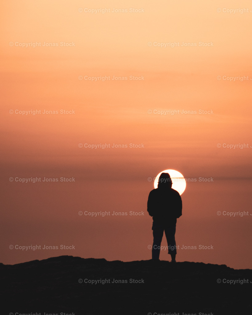 Sunset | A stranger enjoying the sunset at the portuguese westcoast. - Realisiert mit Pictrs.com