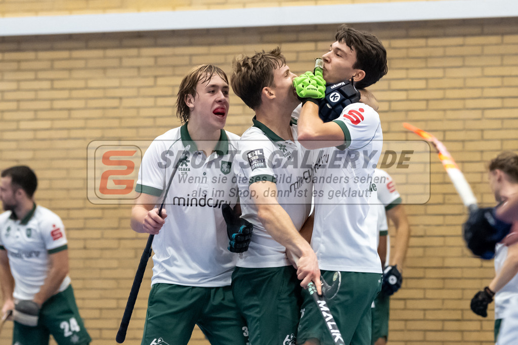 SFE_20231217_0077 | Neuss, Deutschland, 17.12.2023: Henrik Mertgens (Uhlenhorst Mülheim) jubelt waehrend des Spiels der Halle 1. Bundesliga Herren zwischen SW Neuss vs Uhlenhorst Mülheim im Stadionhalle (SW Neuss) am 17.12.2023 in Neuss, Deutschland. (Foto von Stephan Fehrmann)

Neuss, Germany, 17.12.2023: Henrik Mertgens (Uhlenhorst Mülheim) celebrates during the game of Halle 1. Bundesliga Herren between SW Neuss vs Uhlenhorst Mülheim in Stadionhalle (SW Neuss) at 17.12.2023 in Neuss, Deutschland. (Foto von Stephan Fehrmann)