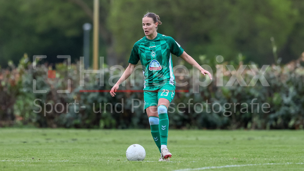 Fussball, Testspiel Frauen, ATS Buntentor - SV Werder Bremen | v.li.: Hanna Nemeth (SV Werder Bremen, 23) am Ball, Freisteller, Einzelbild, Ganzkörper, Aktion, Action, Spielszene