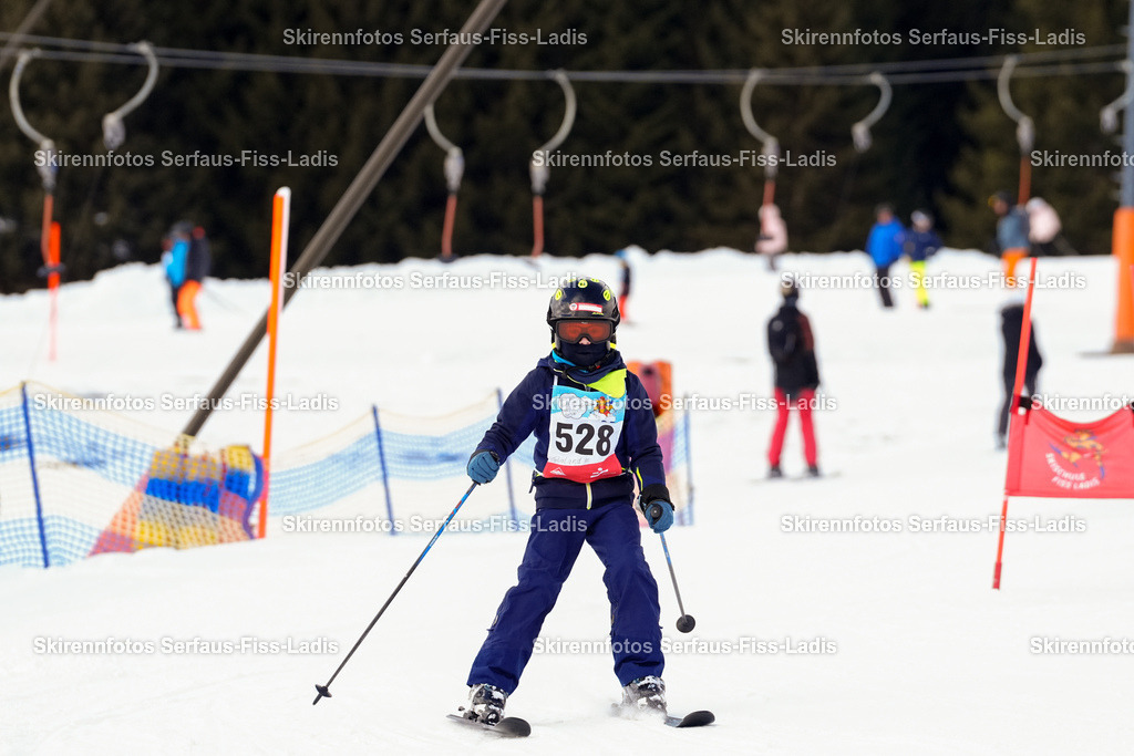 SRF_02.01.2026_0900 | Skirennfotos,Serfaus,Fiss,Ladis,Kinderskirennen,Winter,Tirol,Oberland,skirace,SFL,feelfree,weil wir's genießen,ski,Ski,skifahren,Sonnenplateau, - Realisiert mit Pictrs.com