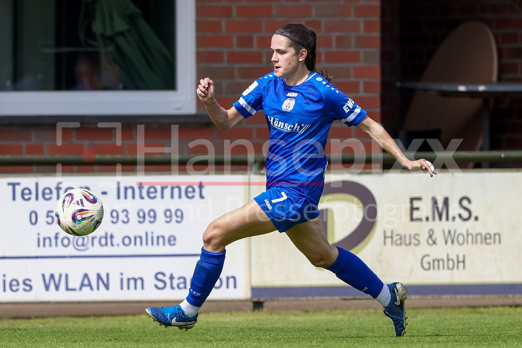 Fussball, Testspiel Frauen, SV Meppen - DSC Arminia Bielefeld | Marie Bleil (SV Meppen, 7) am Ball, Freisteller, Einzelbild, Ganzkörper, Aktion, Action, Spielszene
