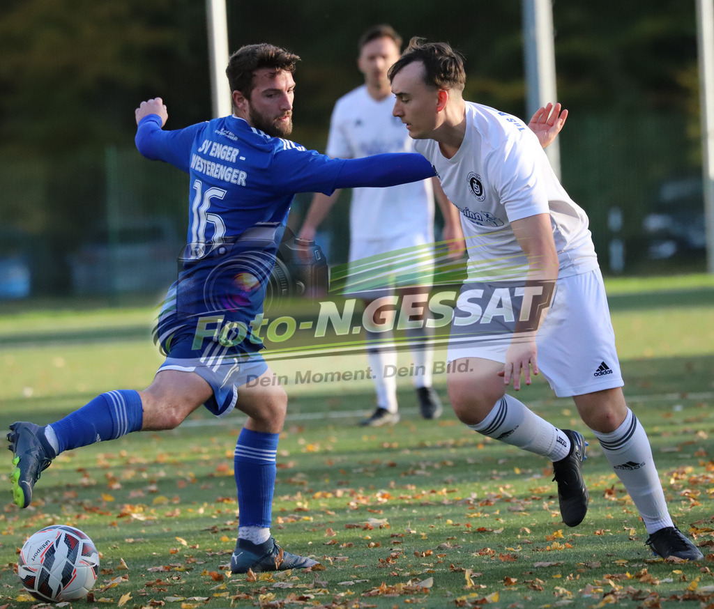 TuS Bruchmühlen - SV Enger-Westerenger | Auf dem Bild zu sehen: weiß TuS Bruchmühlen: Daniel Otto ; blau SV Enger-Westerenger: Danny Alves-ReiTuS Bruchmühlen, SV Enger-Westerenger, Saison 25/26, Kreisliga A, Bruchmühlen, Deutschland - Realisiert mit Pictrs.com