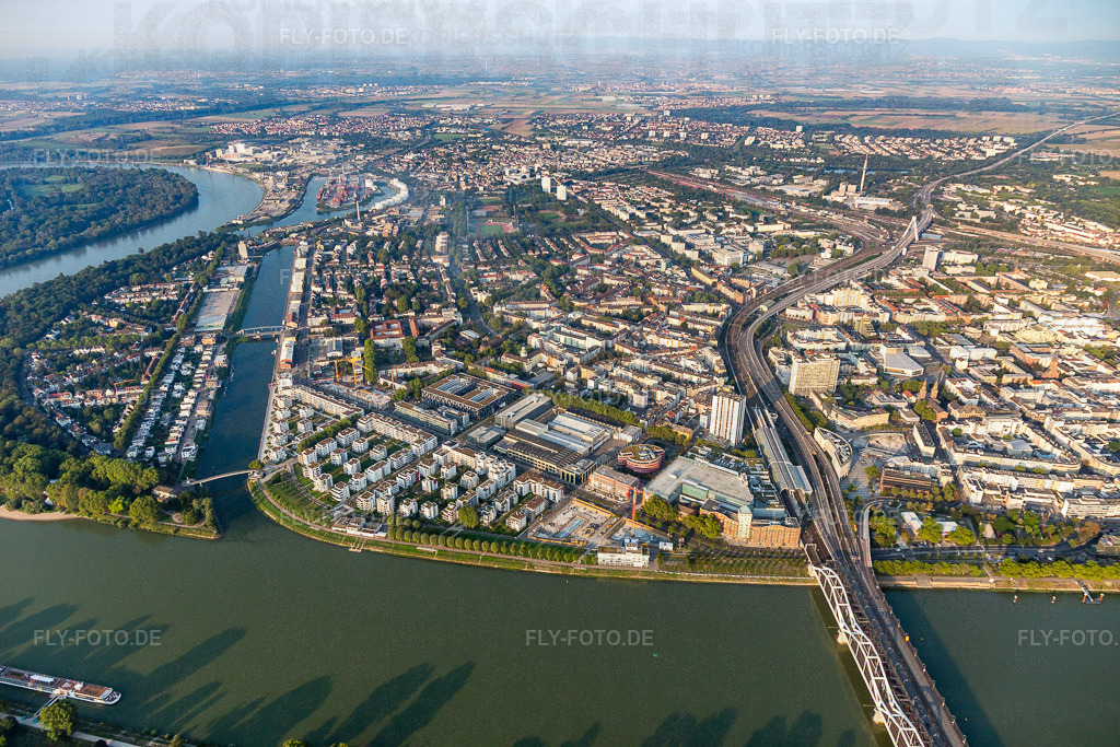 Wohngebiet der Mehrfamilienhaussiedlung an der Rheinpromenade - Rheinallee am Rhein | Luftbild: Wohngebiet der Mehrfamilienhaussiedlung an der Rheinpromenade - Rheinallee am Rhein im Ortsteil Süd in Ludwigshafen im Bundesland Rheinland-Pfalz in Deutschland. Foto: IMG_116887.jpg vom 25.08.2019 durch Werner Riehm/FLY-FOTO.de - Realisiert mit Pictrs.com