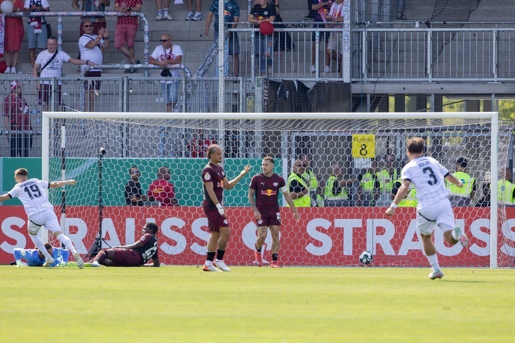 SV Sandhausen gegen RB Leipzig (DFB-Pokal, 1. Runde)***Bild: Frühes 1:0 für Sandhausen durch Ampadu Wiafe | SV Sandhausen gegen RB Leipzig (DFB-Pokal, 1. Runde)***Bild: Frühes 1:0 für Sandhausen durch Ampadu Wiafe - Realisiert mit Pictrs.com