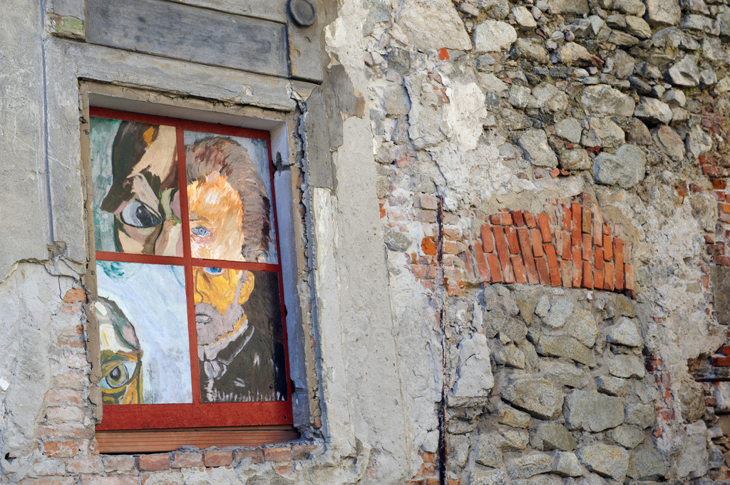 Kunstwerk in Mauer | Bratislava, Slowakei - March 03, 2012: Kunstwerk in Mauer. - Realisiert mit Pictrs.com