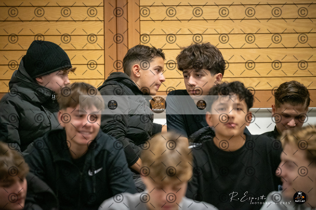 20251122_20251122_FCR-Hallenturnier-C_1_012-60 | Sport und Naturfotografie von Roberto Esposito zeigt echte Momente Bewegung und die Schönheit der Natur. Ausdrucksstarke Bilder schaffen Emotionen.