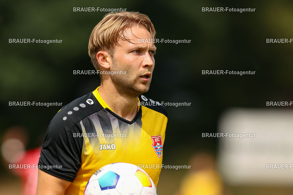 1_SVSKFC_20250726_0238.JPG -  - SV Schermbeck - KFC Uerdingen  - Testspiel | Schermbeck, Deutschland, 26.07.25: Alexander Lipinski (KFC Uerdingen) schaut während des Testspiel Spiels zwischen SV Schermbeck - KFC Uerdingen  in der Volksbank Arena am 26. July 2025 in Schermbeck, Deutschland. (Foto von Stefan Brauer/Brauer-Fotoagentur)