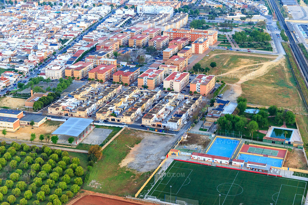 Aerial view: Football pitch, tennis court and pool of the Campo Municipal UD Dos Hermanas in Dos Hermanas in the state Seville, Spain.Photo: IMG_145656.jpg taken on 04/22/2025 by Werner Riehm/FLY-FOTO.comResolution of the original: 5281 x 3521 px