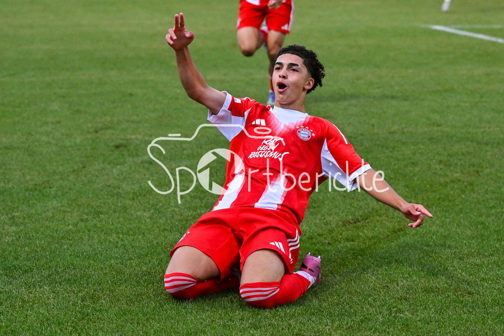 FC Augsburg II - FC Bayern Amateure | Grenzenloser Jubel der kleinen Bayern nach dem Siegtreffer zum 1-2 in der Nachspielzeit / Tor / Torschuetze / Freude / Happy / Regionalliga Bayern: FC Augsburg II - FC Bayern Muenchen II, Rosenaustadion am 25.07.2025 / Jussef NASRAWE (FC Bayern Muenchen II 13)