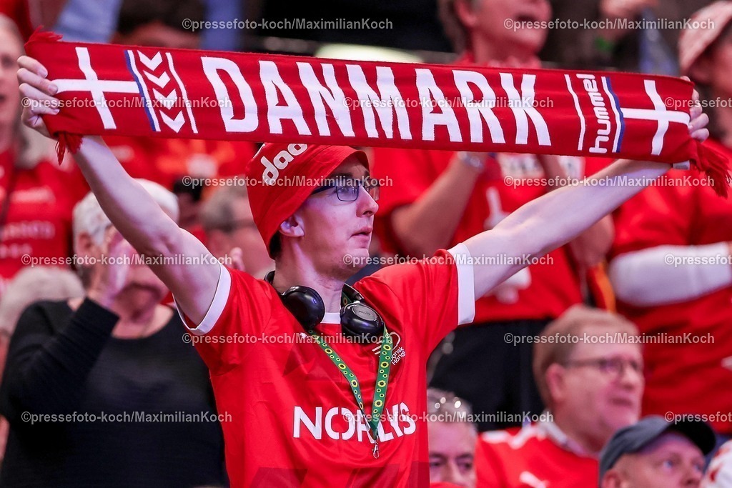 EHF16012602193 | 16.01.2026, Handball, Men's EHF EURO 2026, Dänemark - Nordmazedonien, Jyske Bank Boxen in Herning, Dänemark, Preliminary Round: Dänische Handballfans Feature auf der Tribüne Fanschal Schriftzug Schal Fan Fans Zuschauer Besucher Stimmung
