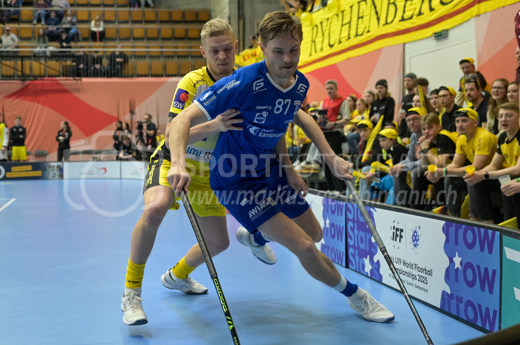 Zug United vs HC Rychenberg - 22. February 2025 | Zug United vs HC RychenbergSporthalle Wankdorf, BernMarkus Lindgjerdet (#10 HC Rychenberg Winterthur) bedrängt Miko Kailiala (#87 Zug United).Bild: Sportfotografie Markus Aeschimann | www.markus-aeschimann.ch - Realisiert mit Pictrs.com