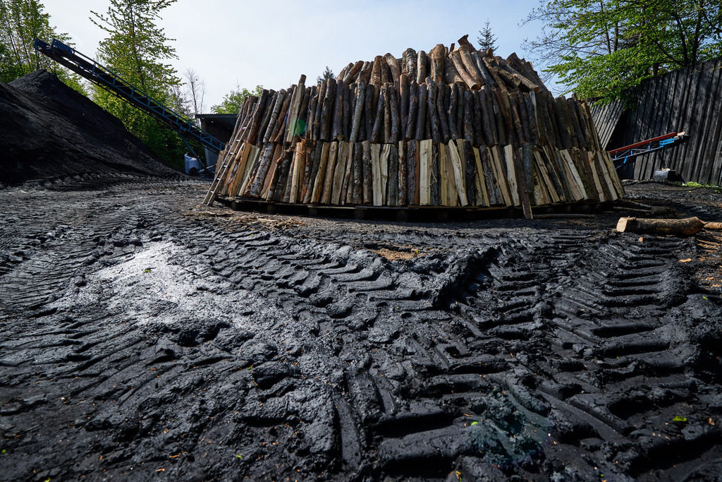 Blick auf den Kohlmeiler | Michelbach, Austria - May 08, 2019: Waldköhlerei Hochecker, die 2011 in das Nationale Verzeichnis des immateriellen Kulturerbes der UNESCO aufgenommen wurde, produziert noch echte Holzkohle, Blick auf den Kohlmeiler. - Realisiert mit Pictrs.com