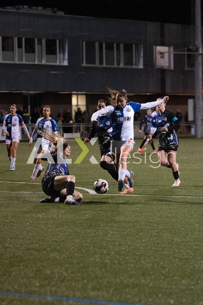 Fußball I Frauen I Saison 2025-2026 I AXA Women's Super League | Women I 14. Spieltag I Grasshoppers Club Zürich - FC Luzern I 14.02.2026 | 24 Giulia Looser (CH) (GC Zürich) – Mittelfeld  //  4 Mia Knapp (CH) (FC Luzern) – Abwehr - Realisiert mit Pictrs.com