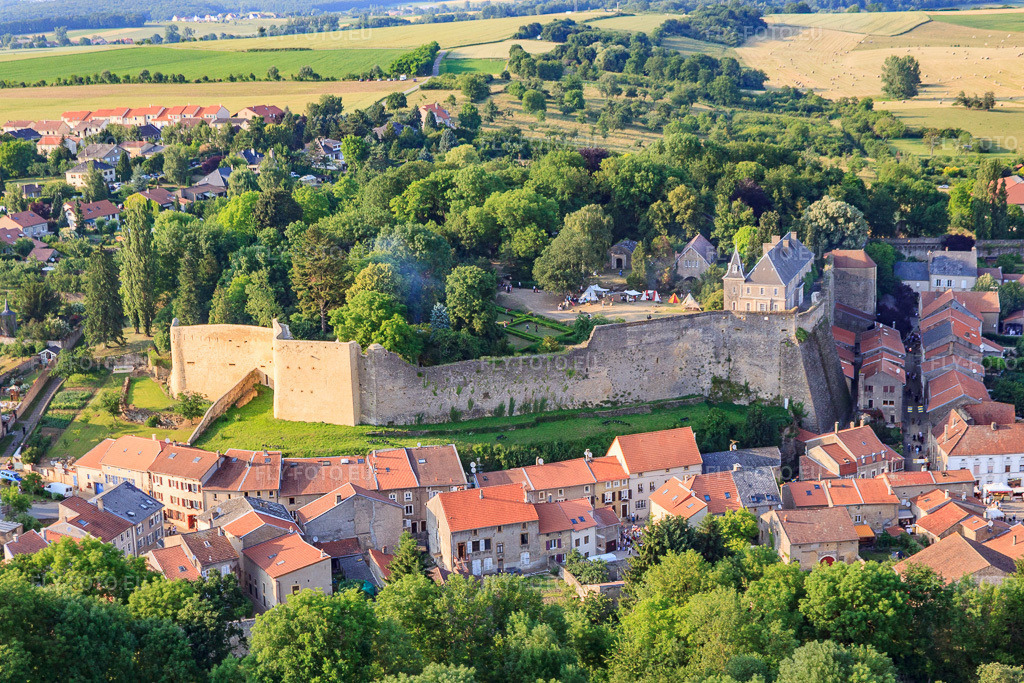 Vue aérienne: Mur d'enceinte autour de la citadelle depuis le sud Rodemack à Rodemack dans le département Moselle, France – .Photo: IMG_29487.jpg prise le 26/06/2010 par Werner Riehm/FLY-FOTO.eu – Résolution de l'original: 4605 x 3070 px – RODEMACK – Office de Tourisme de Cattenom et Environs – CCCE