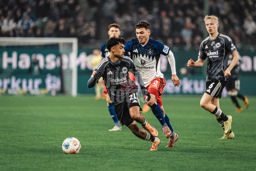 Fußball | Männer | Saison 2025/2026 | 1. Fußball-Bundesliga | 15. Spieltag | Hamburger SV vs. Eintracht Frankfurt | 20.12.2025 | v.l. Nathaniel Brown (#21, Eintracht Frankfurt) gegen William Mikelbrencis (#2, HSV)