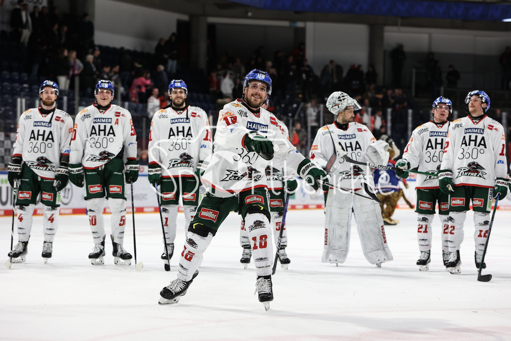 Nürnberg Ice Tigers - Augsburger Panther | Zachery MITCHELL (AEV #18) feiert zusammen mit den mitgereisten Fans den Sieg in Nürnberg / Matchwinner / Overtime