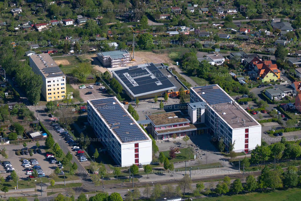 4026330 | ERFURT 07.05.2020 Schulgelände und Gebäudekomplex der Staatlich Berufsbildenden Schule " Walter-Gropius-Schule " im Stadtteil Brühlervorstadt im Ortsteil Brühlervorstadt in Erfurt im Bundesland Thüringen. Weiterführende Informationen bei: Walter-Gropius-Schule Erfurt. // School grounds and buildings of the " Walter Gropius School " in the Bruehlervorstadt part of Erfurt in the state of Thuringia. Further information at: Walter-Gropius-Schule Erfurt. Foto: Gerhard Launer