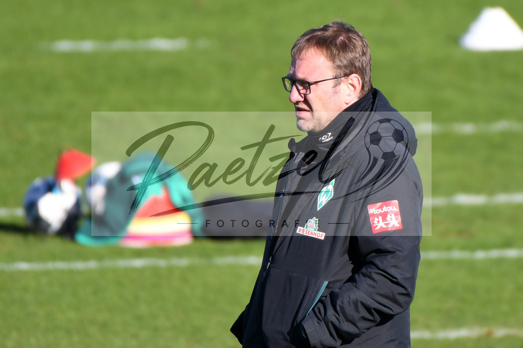 20200205_TRASVW_0032 | Fußball, Herren: Co-Trainer Thomas Horsch (SV Werder Bremen) schaut waehrend der Trainingseinheit des SV Werder Bremen im Wohninvest Weserstadion am 05.02.2020 in Bremen, Deutschland. - Realisiert mit Pictrs.com