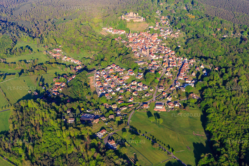 Vue aérienne: Vue de la ville dans les Vosges du Nord depuis l'ouest en contrebas du château de Lichtenberg à Lichtenberg dans le département Bas Rhin, France. Photo: IMG_145792.jpg prise le 30/04/2025 par Werner Riehm/FLY-FOTO.euRésolution de l'original: 5472 x 3648 pxVisiter le château de Lichtenberg dans les Vosges du Nord - Alsace