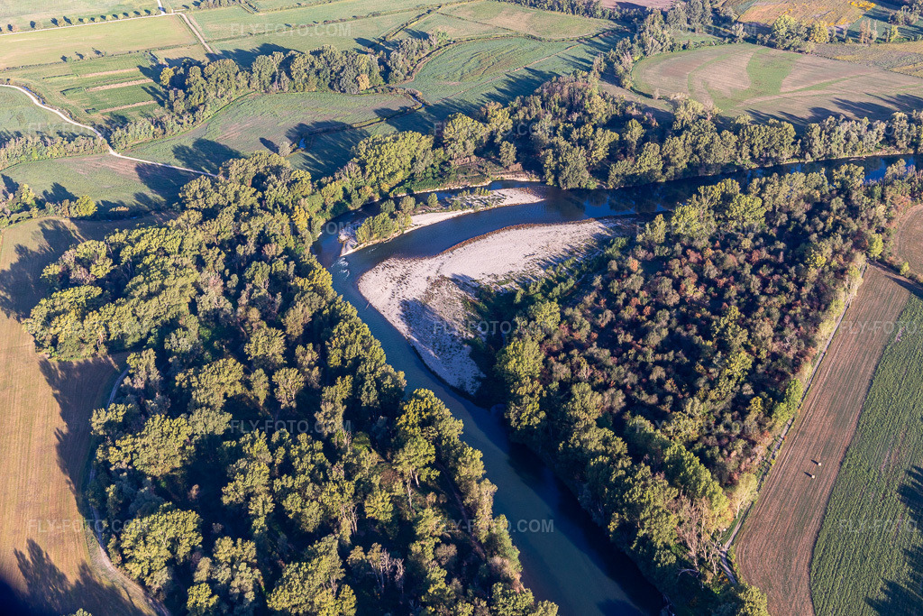 Aerial view: Sandbank on the Adda in Comazzo in the state Lodi, Italy. – Photo: IMG_134534.jpg taken on 09/19/2022 by Werner Riehm/FLY-FOTO.com – Resolution of the original: 5472 x 3648 px