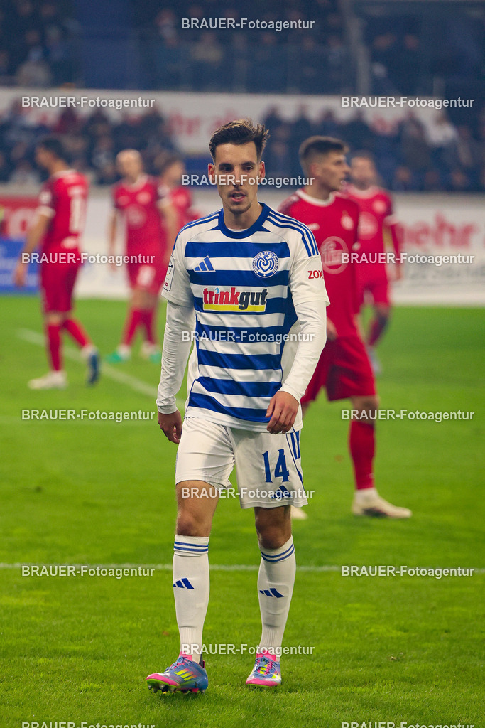 MSV Duisburg - Rot-Weiss Essen  | Duisburg, Deutschland, 26.10.2025 Conor Noß (MSV Duisburg)  schaut  während des 3.Liga Spiels zwischen MSV Duisburg und Rot-Weiss Essen in der Schauinsland-Reisen-Arena am 26.10.2025 in Duisburg (Foto von Timo Bluhmki-Schmidt/ Brauer Fotoagentur