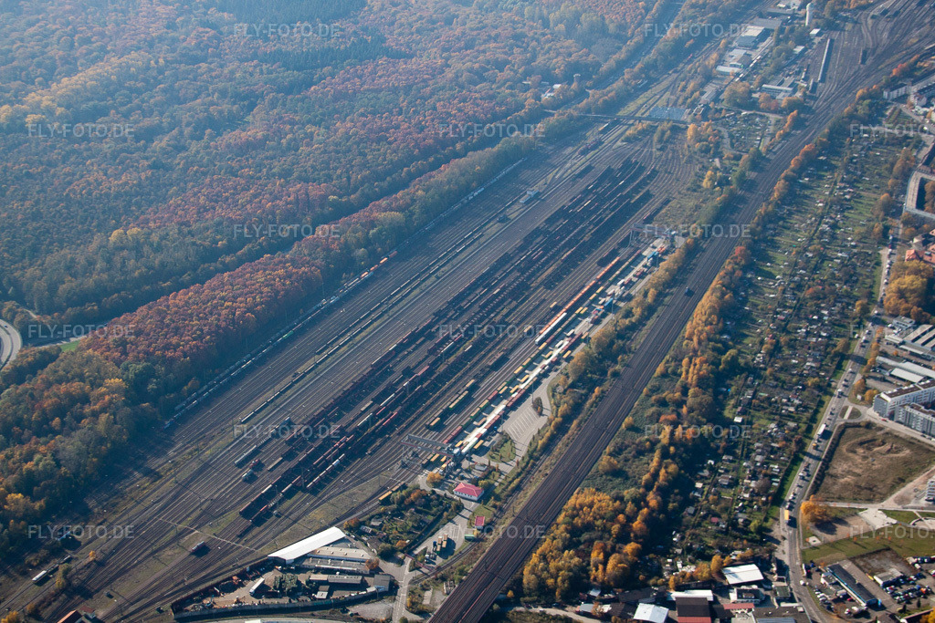 Luftbild: Güterbahnhof im Ortsteil Südstadt in Karlsruhe im Bundesland Baden-Württemberg in Deutschland. Foto: IMG_35006.jpg vom 31.10.2010 durch Werner Riehm/FLY-FOTO.de