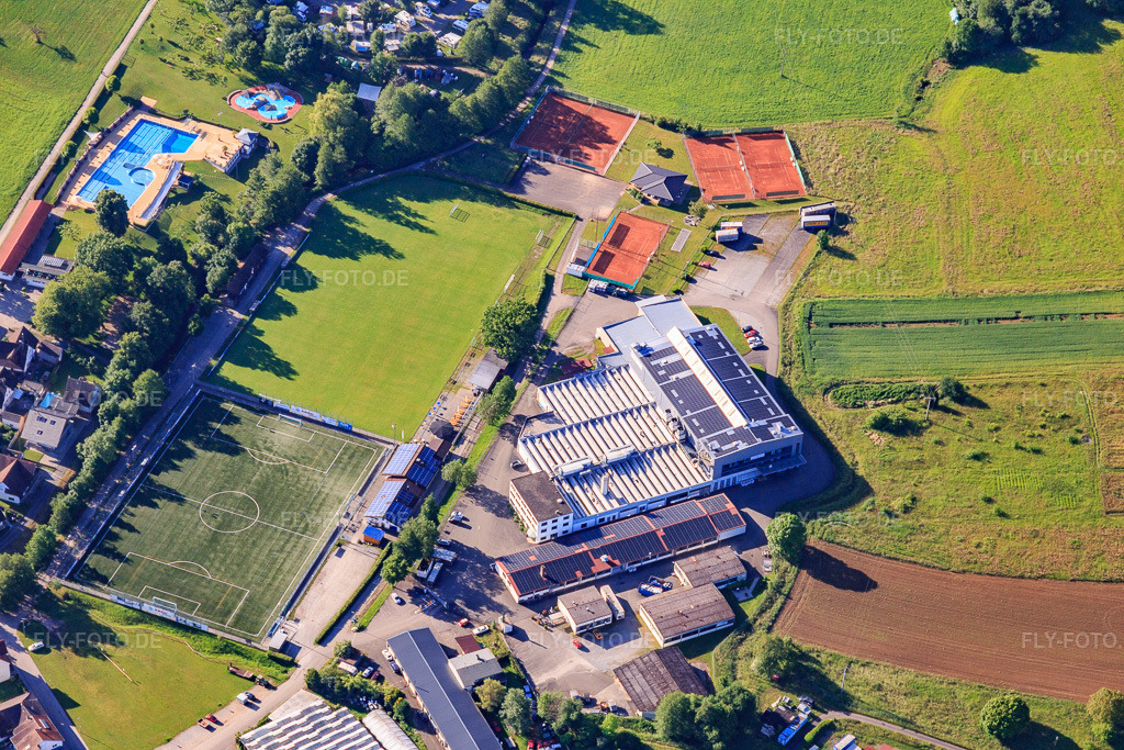 Luftbild: Sportplätze des FSV Seelbach e.V. und New Albea Kunststofftechnik GmbH in Seelbach im Bundesland Baden-Württemberg in Deutschland. – Foto: IMG_147732.jpg vom 30.05.2025 durch Werner Riehm/FLY-FOTO.de – Auflösung des Originals: 5472 x 3648 px – FSV Seelbach – Kunststofftechnik | New Albea Kunststofftechnik Gmbh | Seelbach
