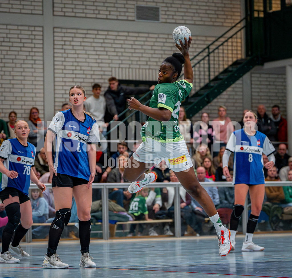 Handball I Frauen I Saison 2025-2026 I 3. Liga Staffel Nord I 10. Spieltag I SC SFN Vechta - HSG Blomberg-Lippe II I 0647 | Aufs Tor Edna Estevens (29, SC SFN Vechta) - Realisiert mit Pictrs.com