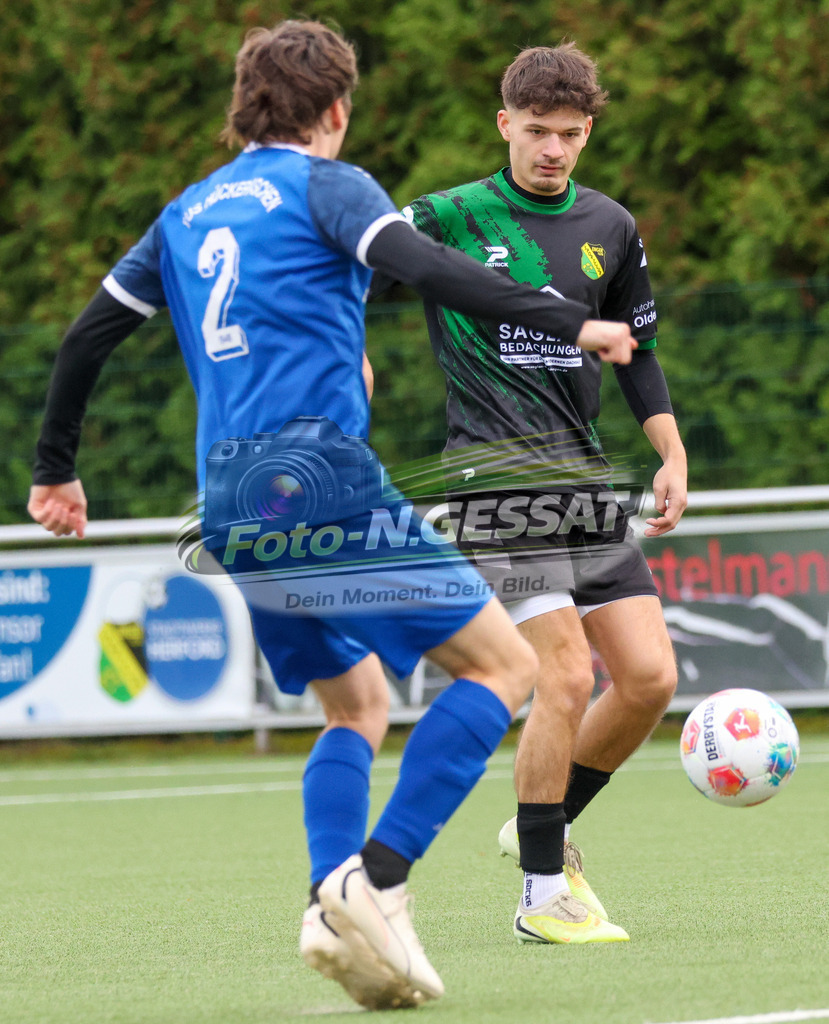 SC Enger - TuS Hücker-Aschen | Auf dem Bild zu sehen: schwarz SC Enger: Arian Murseli ; blau TuS Hücker-Aschen: Johannes Kannengießer SC Enger, TuS Hücker-Aschen, Saison 26/27, Kreisliga A, Enger, Deutschland - Realisiert mit Pictrs.com