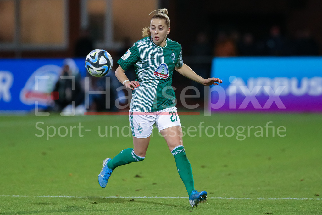 Fussball, Google Pixel Frauen-Bundesliga, SV Werder Bremen - Eintracht Frankfurt | v.li.: Nina Lührßen (SV Werder Bremen, 27) am Ball, Freisteller, Einzelbild, Ganzkörper, Aktion, Action, Spielszene, DIE DFB-RICHTLINIEN UNTERSAGEN JEGLICHE NUTZUNG VON FOTOS ALS SEQUENZBILDER UND/ODER VIDEOÄHNLICHE FOTOSTRECKEN. DFB REGULATIONS PROHIBIT ANY USE OF PHOTOGRAPHS AS IMAGE SEQUENCES AND/OR QUASI-VIDEO.