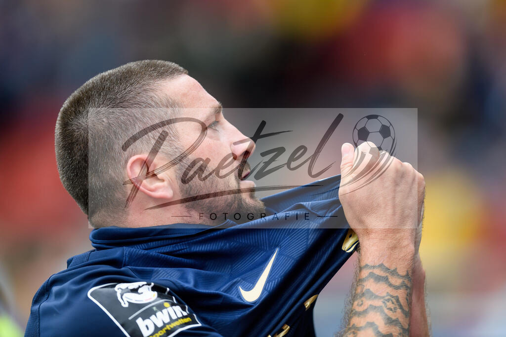 EBSTSV20210828_074 | Fussball, Herren: Sascha Moelders (TSV 1860 Muenchen) Torjubel, jubelt nach seinem Treffer zum 0:1 beim Spiel der 3. Liga zwischen Eintracht Braunschweig und TSV 1860 Muenchen im Eintracht-Stadion am 28.08.2021 in Braunschweig, Deutschland.DFB / DFL REGULATIONS PROHIBIT ANY USE OF PHOTOGRAPHS AS IMAGE SEQUENCES AND/OR QUASI-VIDEO. - Realisiert mit Pictrs.com