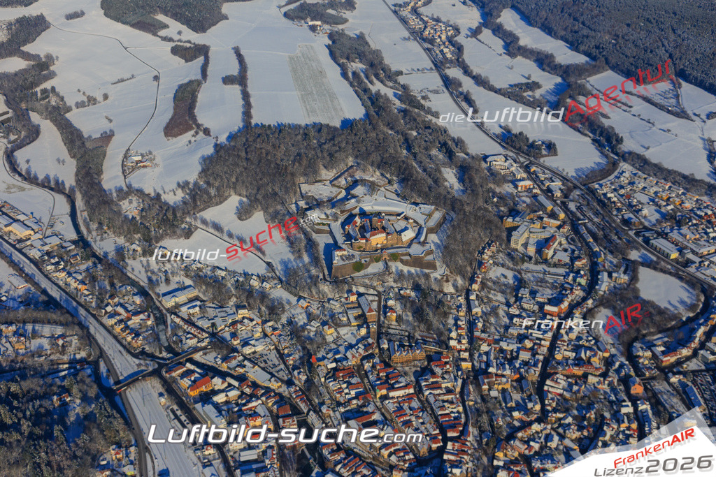 Die Luftaufnahme der Stadt Kronach wurde vom UL-Flugzeug heraus erstellt ( keine Drohne )- hohe Auflösung für beste Qualität