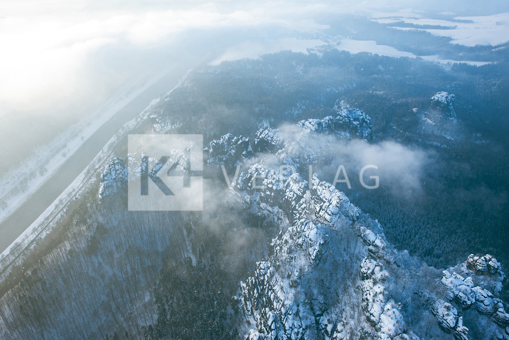 Wandbild-Schrammsteine-Falkenstein-Winter-Luftbild-0J90313 | Winter über den Schrammsteinen und dem Falkenstein - Realisiert mit Pictrs.com