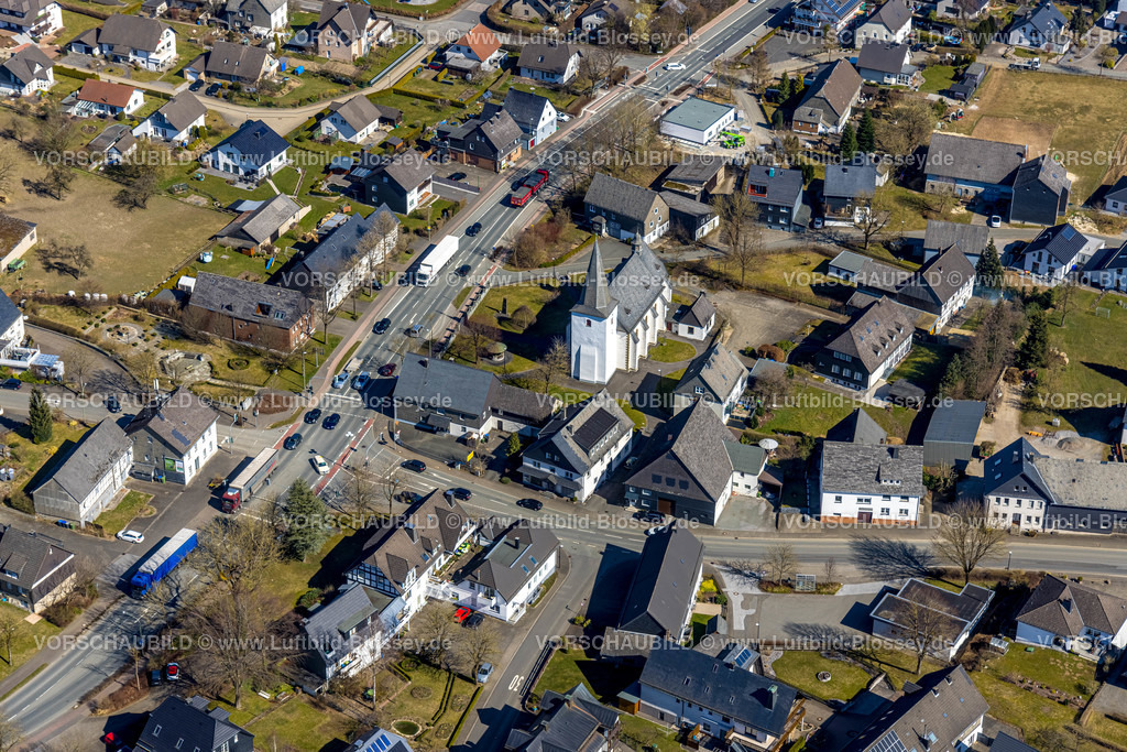 HB-Brilon220303111 | Luftbild, Ortsansicht und kath Kirche St. Johannes Baptist in Altenbüren, Brilon, Sauerland, Nordrhein-Westfalen, Deutschland