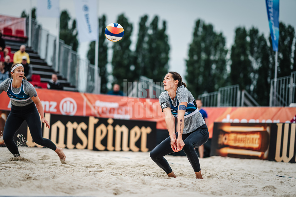 Beachvolleyball | Frauen | German Beach Tour 2024 | Tourstop Bremen | 07.06.2024 | Kira Walkenhorst nimmt den Ball an