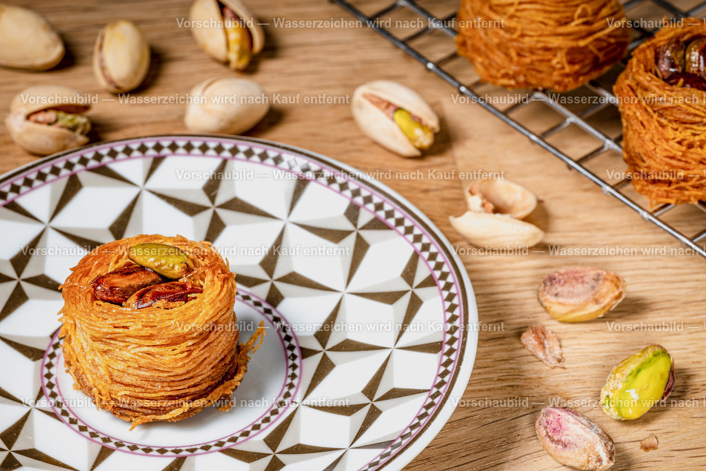 Engelshaar Gebäck mit Pistatien | Engelshaar Gebäck mit Pistatien, dekosiert mit Kuchengitter und Pistazien. - Realisiert mit Pictrs.com