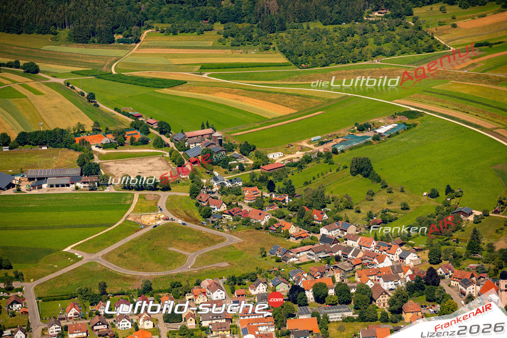 Das Luftbild zeigt : Großengstingen Engstingen - Die Luftaufnahme wurde 2024 vom UL-Flugzeug aus erstellt ( keine Drohne ) - Hochauflösende Luftaufnahme - Für grossformatige Ausdrucke geeignet. Die Geschenkidee !Mit Lizenz und Bildrechte bestellbar