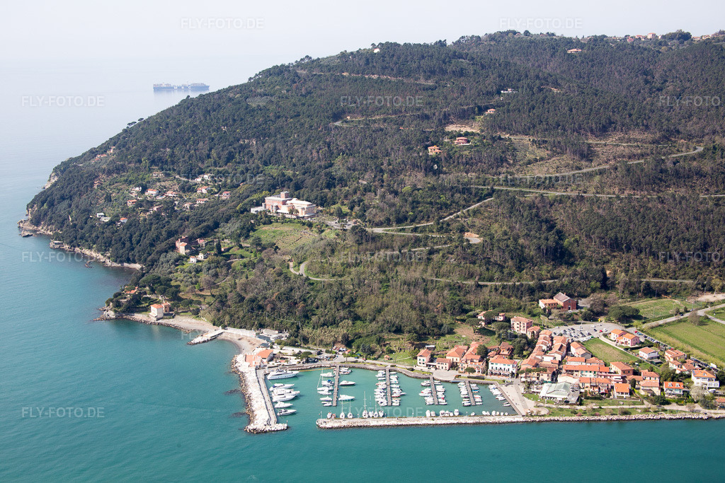 Luftbild: Ortsansicht in Fiumaretta di Ameglia im Bundesland Liguria in Italien. Foto: IMG_087137.jpg vom 04.04.2016 durch Werner Riehm/FLY-FOTO.de