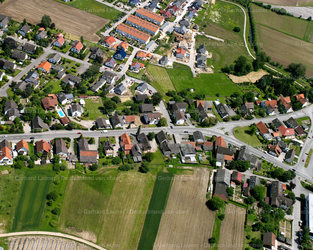 2626293 | GOLDSCHEUER 09.06.2006 Landwirtschaftliche Nutzflächen und Feldgrenzen  umsäumen das Siedlungsgebiet des Dorfes in Goldscheuer im Bundesland Baden-Württemberg, Deutschland // Agricultural land and field boundaries surround the settlement area of the village  in Goldscheuer in the state Baden-Wuerttemberg, Germany Foto: Gerhard Launer