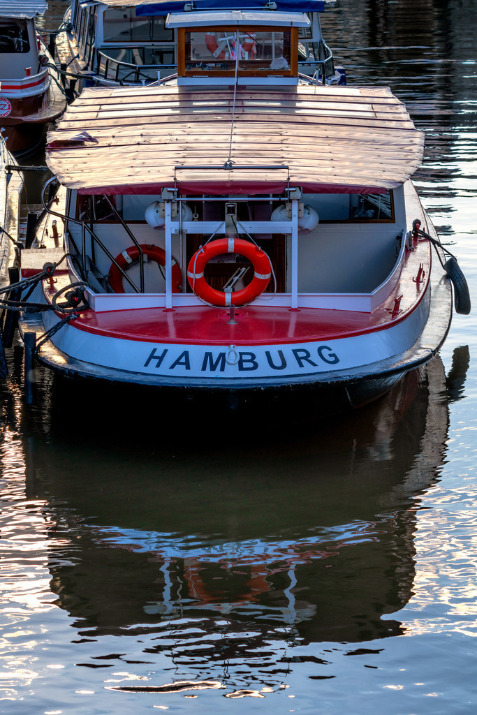 10230201 - Hamburg Barkasse | Eine der typischen Hamburger Barkassen an den Landungsbrücken.