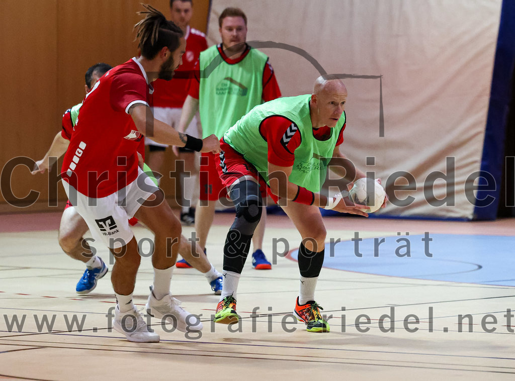 2022-10-01_007_SpVgg_Altenerding_II_gegen_TSV_Taufkirchen-Vils | Erding, Deutschland, 01.10.2022:
Handball, Bezirksklasse Männer 2022 / 2023, 1. Spieltag, SpVgg Altenerding II gegen TSV Taufkirchen/Vils, Endergebnis: 21:32

Dion Heydemann (TSV Taufkirchen/Vils, #17), Bennet Braune (SpVgg Altenerding, #13)

Foto: Christian Riedel / fotografie-riedel.net