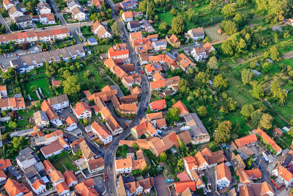 Luftbild: Böchinger Straße im Ortsteil Godramstein in Landau im Bundesland Rheinland-Pfalz in Deutschland. Foto: IMG_33016.jpg vom 03.09.2010 durch Werner Riehm/FLY-FOTO.deAuflösung des Originals: 4566 x 3044 px