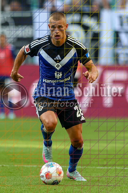 Borussia Mönchengladbach vs Hamburger SV - Bundesliga  | Mönchengladbach, Deutschland, 24.08.25:   Miro Muheim (Hamburger SV) in Aktion am Ball, Einzelaktion waehrend des Spiels der Bundesliga zwischen Borussia Mönchengladbach vs Hamburger SV im Stadion im Borussia Park(Foto von Brauer-Fotoagentur / Adrian Schlueter)