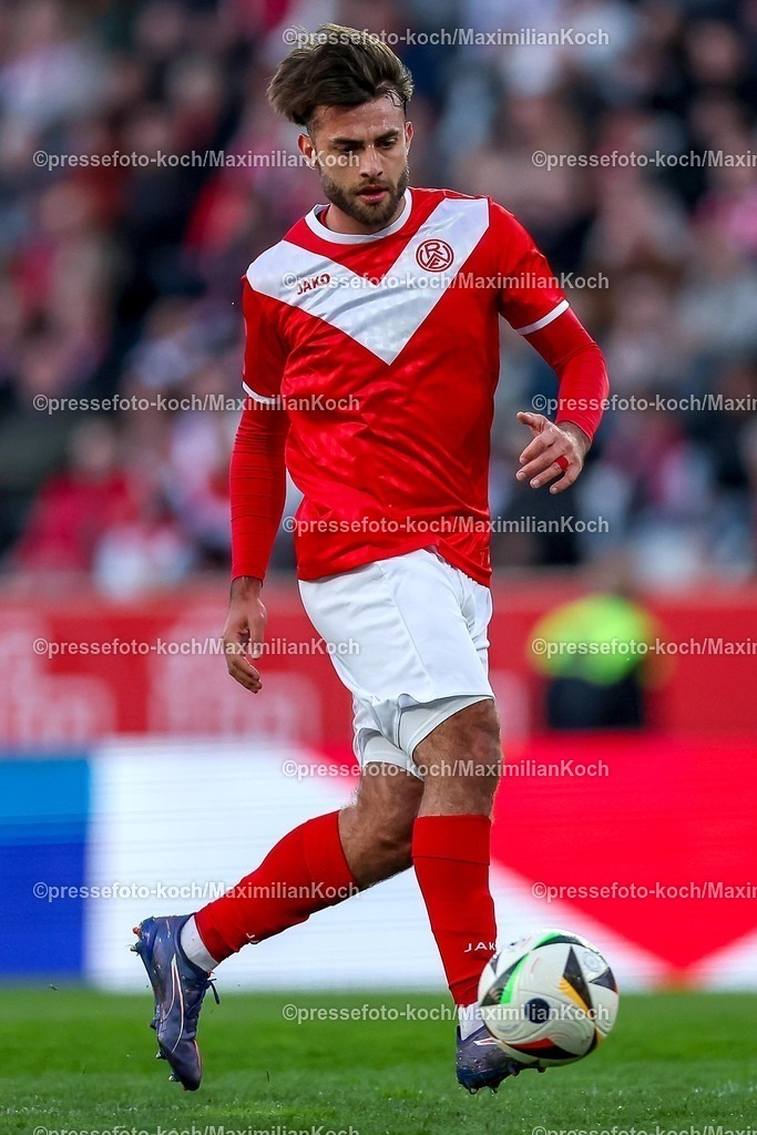 RWE06042501120 | 2025.04.06, Fußball, 3.Liga, Rot-Weiss Essen - FC Hansa Rostock, Stadion Hafenstraße, Saison 2024 2025: Jose-Enrique Rios Alonso (RWE #23) DFB regulations prohibit any use of photographs as image sequences and or quasi-video.