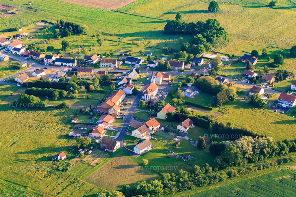 Aerial view: View of the town from the northeast in Hassenburg in the state Moselle, France. – Photo: IMG_107387.jpg taken on 05/19/2018 by Werner Riehm/FLY-FOTO.com – Resolution of the original: 5472 x 3648 px
