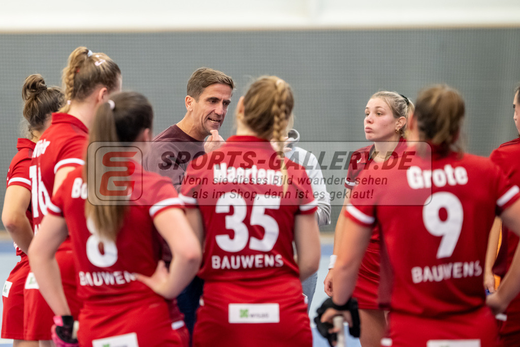 SFE_20221127_0111 | 1. Bundesliga Hockey Damen Düsseldorfer HC - Rot-Weiss Köln am 27.11.2022 in Düsseldorf (Düsseldorfer Hockeyclub 1905 e.V.), Photo: Stephan Fehrmann 2022 (Sports-Gallery),Markus Lonnes ( Trainer Rot-Weis Köln )